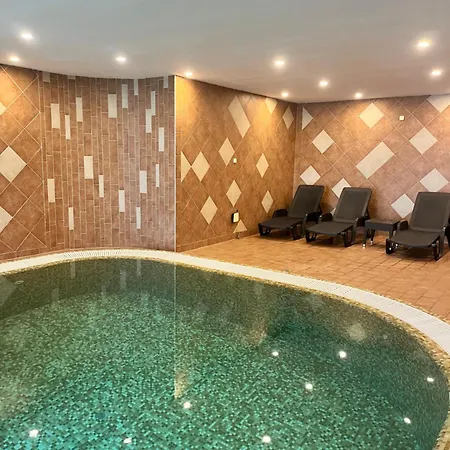 Phoenix Spa Apartman House *